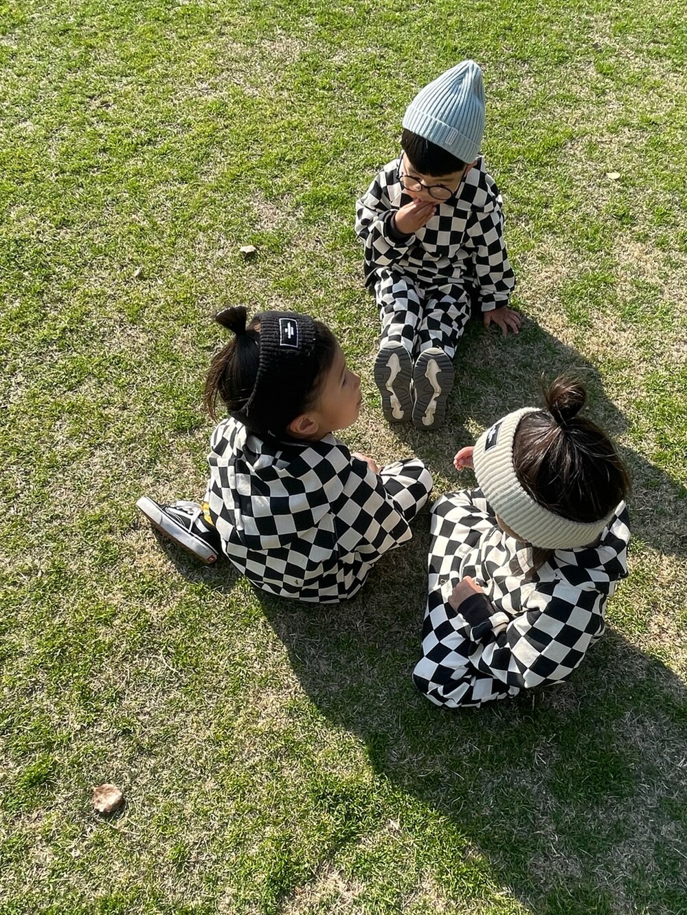 「カジュアルコーデ、休日スタイル、チェック、パーカー、ヘアバンド、スニーカー、VANS、春コーデ、春服みてみて、ビッグシルエット、ストリート、モノトーン、セットアップ」|「HOGAN RANCH WEARのソウガラパーカー(80~130cm)(パーカー、ブラック系)」を使った、KeeeTさん(キッズ・100cm)の春コーディネートの3枚目の写真