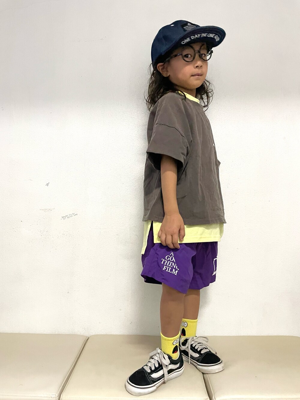 「カラーパンツ、カジュアル、キャップ、レイヤードスタイル、ショートパンツ、ハーフパンツ、スニーカー、VANS、夏コーデ、ビッグシルエット、ストリート」｜「THE OTOGIBANASHI...SUPPLYのアイテム（タンクトップ、イエロー系）」を使った、KeeeTさん（キッズ・100cm）の夏コーディネートの2枚目の写真