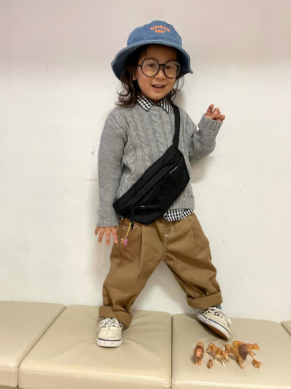 「カラーニット、休日スタイル、カジュアルコーデ、ニット、ハット、スニーカーコーデ、VANS、ギンガムチェック、チェック、レイヤードスタイル、冬コーデ、プチプラ、シンプルコーデ、ボディバッグ」｜「BREEZEのスタンダードシャツ（シャツ/ブラウス、その他）」を使った、KeeeTさん（キッズ・90cm）の冬コーディネートの2枚目の写真