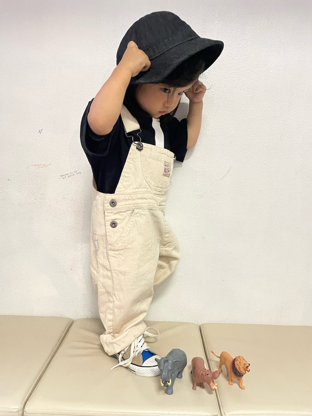「サロペット、オーバーオール、バケットハット、デニムっていいよね、スニーカー、コンバース、夏コーデ、Tシャツ、シンプル、カジュアル」｜「THE OTOGIBANASHI...SUPLLYのアイテム（Tシャツ/カットソー、ホワイト系）」を使った、KeeeTさん（キッズ・100cm）の夏コーディネートの3枚目の写真