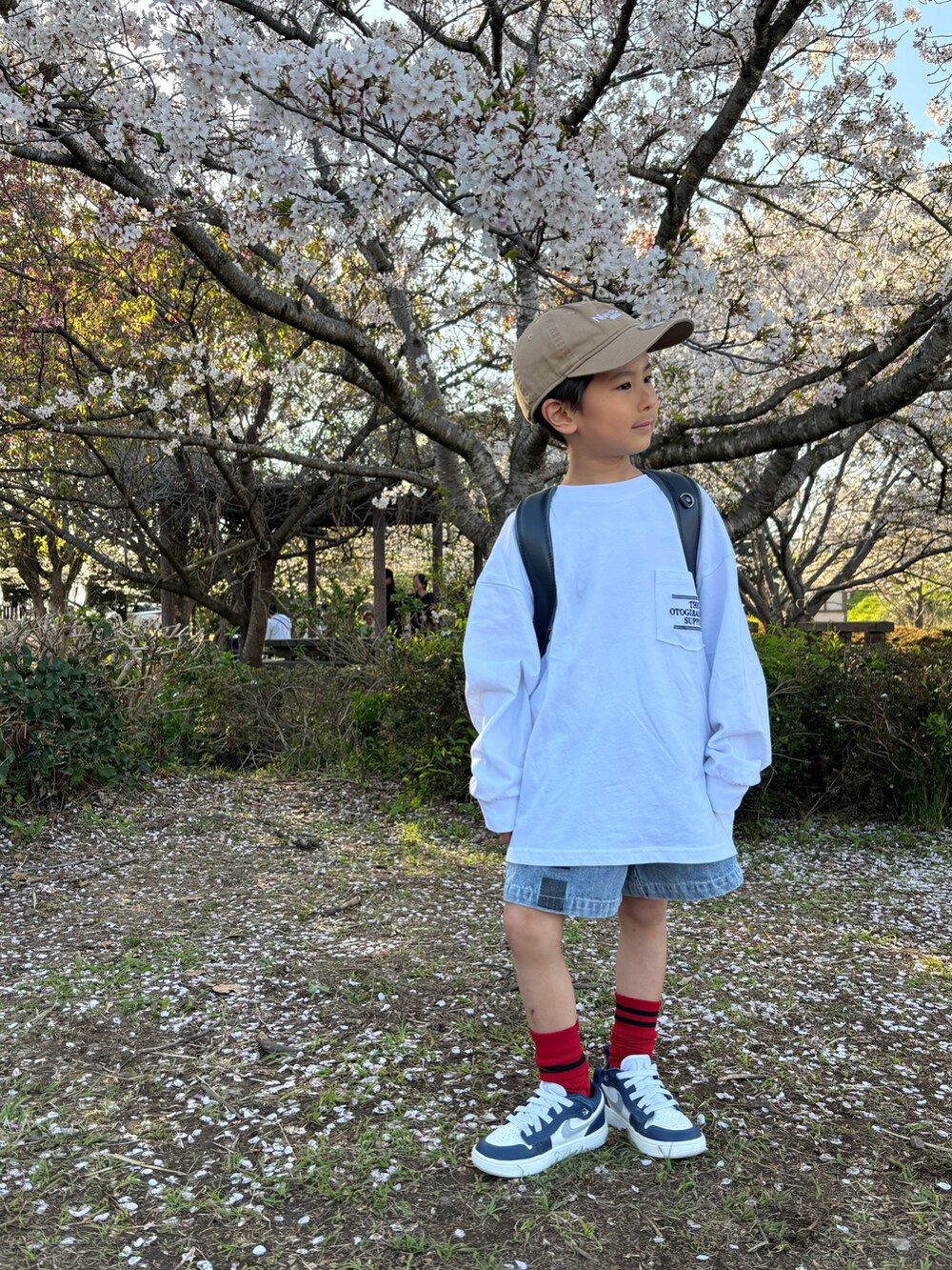 「春めき満開コーデ、カジュアル、ロンT、スニーカー、UNIQLO、春コーデ、休日スタイル、デニム、キャップ、ミニスカート、兄妹コーデ」｜「JORDAN BRANDのジョーダン 1 LOW ALT リトルキッズシューズ / Jordan 1 Low Alt Little Kids' Shoes DR9748-141 White（スニーカー、ホワイト系）」を使った、KeeeTさん（キッズ・110cm）の春コーディネートの3枚目の写真