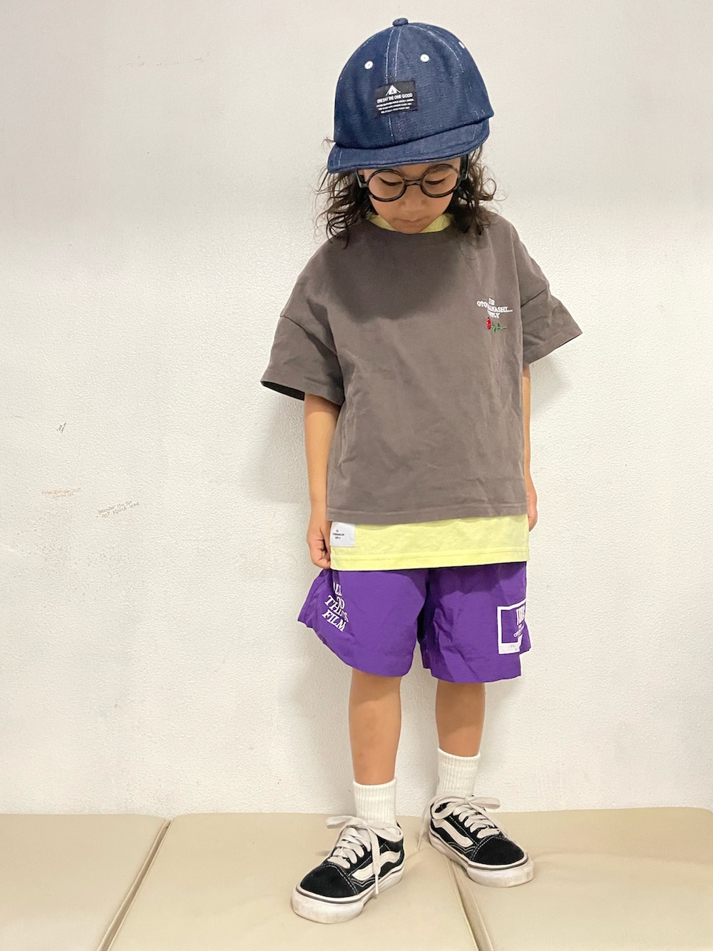 「カラーパンツ、カジュアル、キャップ、レイヤードスタイル、ショートパンツ、ハーフパンツ、スニーカー、VANS、夏コーデ、ビッグシルエット、ストリート」｜「THE OTOGIBANASHI...SUPPLYのアイテム（タンクトップ、イエロー系）」を使った、KeeeTさん（キッズ・100cm）の夏コーディネートの3枚目の写真