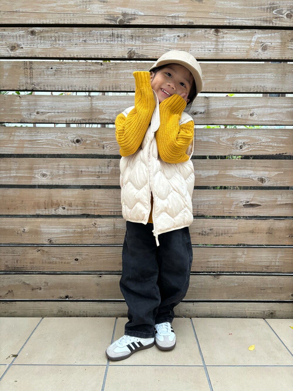 「キルティング、プチプラ、キャップ、デニム、ニット、ベスト、UNIQLO、スニーカー、カジュアル、お出かけコーデ、休日スタイル」｜「BREEZEの【洗濯機でお洗濯OK】ウォッシャブルニット（ニット/セーター、イエロー系）」を使った、KeeeTさん（キッズ・110cm）の秋コーディネートの2枚目の写真