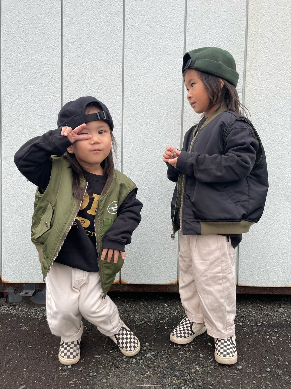 「カジュアルコーデ、ベスト、MA-1、スウェット、白パンツ、休日スタイル、スリッポン、チェック、シンプルコーデ、未来のWEARISTAプロジェクト、マイベストコーデ2022」｜「JDBのアイテム（スウェット、ブラック系）」を使った、KeeeTさん（キッズ・100cm）の冬コーディネートの2枚目の写真