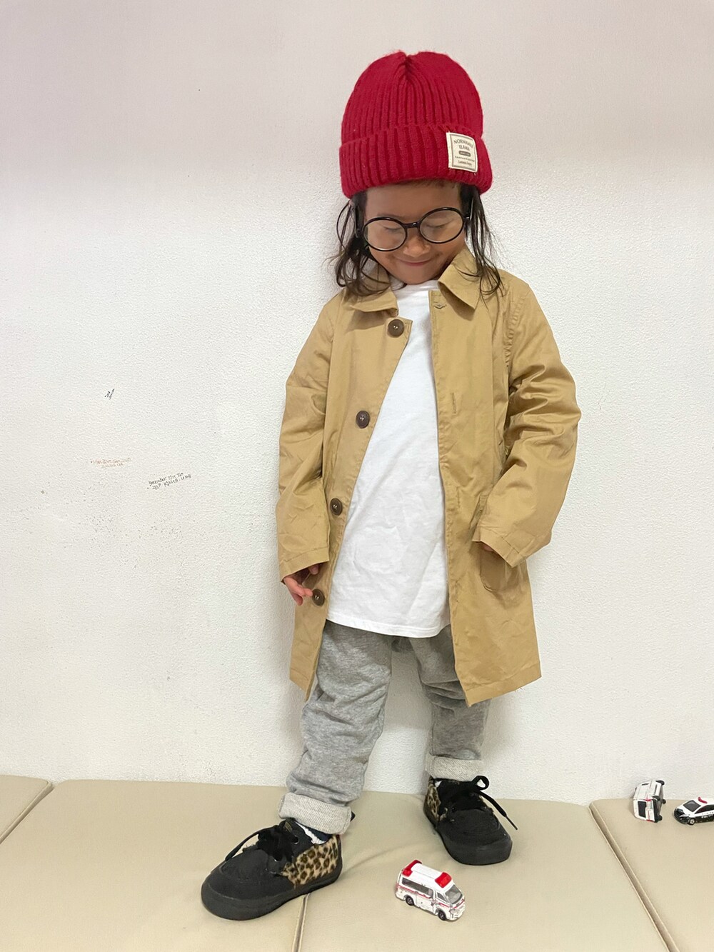 「レオパード、シンプルコーデ、スウェットパンツ、ニット帽、めがね、プチプラ、ステンカラーコート、私の推しブランド、カジュアルコーデ、ビッグシルエット、スニーカー、スニーカーコーデ、VANS」｜「LOWRYS FARMのＵＳＡロングスリットＬＳ　214725（Tシャツ/カットソー、ホワイト系）」を使った、KeeeTさん（キッズ・90cm）の冬コーディネートの2枚目の写真