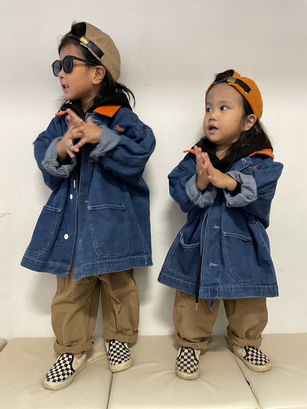 「ベージュ、カジュアル、スリッポン、デニム、パーカー、レイヤードスタイル、ワイドパンツ、チノパン、ビッグシルエット、ストリート、秋ルック紹介するよ、サングラス」|「BREEZEのWEB限定ワイドパンツ 10分丈(その他パンツ、ベージュ系)」を使った、KeeeTさん(キッズ・100cm)の秋コーディネートの4枚目の写真