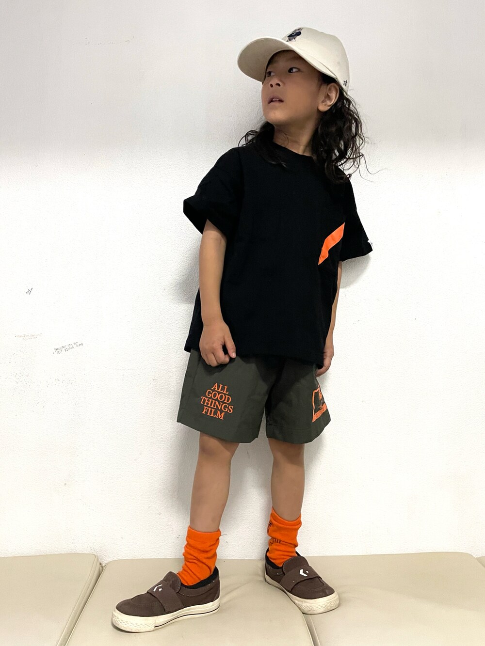 「スリッポン、カジュアルコーデ、お出かけコーデ、夏コーデ、夏だ！Tシャツ着よう！、ハーフパンツ、ビタミンカラー、キャップ、シンプル、休日スタイル」｜「THE OTOGIBANASHI...SUPPLYのアイテム（Tシャツ/カットソー、ホワイト系）」を使った、KeeeTさん（キッズ・100cm）の夏コーディネートの3枚目の写真