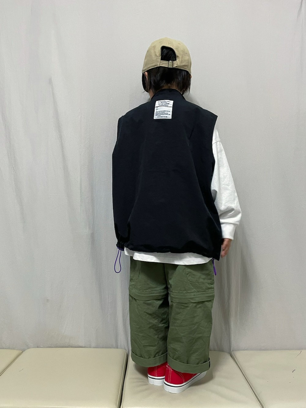 「ベスト、カジュアルコーデ、春のNewスタイル、スニーカー、キャップ、ストリート、休日スタイル、春コーデ、お出かけコーデ、カラーパンツ、ワイドパンツ、ロンT、春アウター」｜「tiny manonのアイテム（キャップ、ホワイト系）」を使った、KeeeTさん（キッズ・110cm）の春コーディネートの3枚目の写真