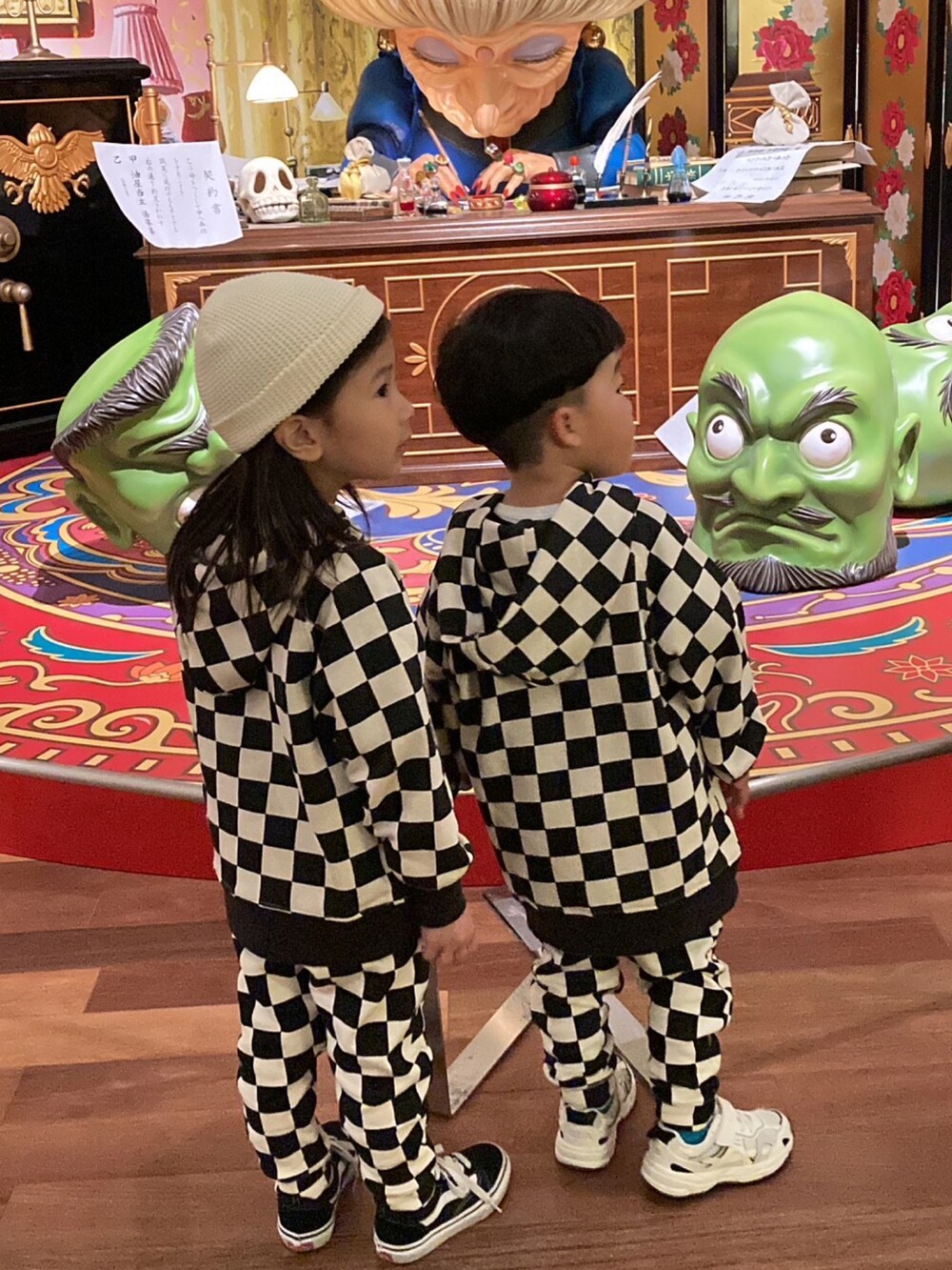 「カジュアルコーデ、休日スタイル、チェック、パーカー、ヘアバンド、スニーカー、VANS、春コーデ、春服みてみて、ビッグシルエット、ストリート、モノトーン、セットアップ」|「HOGAN RANCH WEARのソウガラパーカー(80~130cm)(パーカー、ブラック系)」を使った、KeeeTさん(キッズ・100cm)の春コーディネートの2枚目の写真