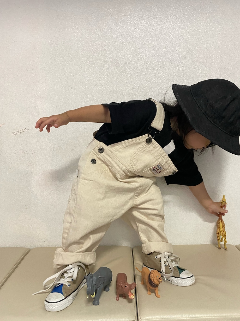 「サロペット、オーバーオール、バケットハット、デニムっていいよね、スニーカー、コンバース、夏コーデ、Tシャツ、シンプル、カジュアル」｜「THE OTOGIBANASHI...SUPLLYのアイテム（Tシャツ/カットソー、ホワイト系）」を使った、KeeeTさん（キッズ・100cm）の夏コーディネートの4枚目の写真