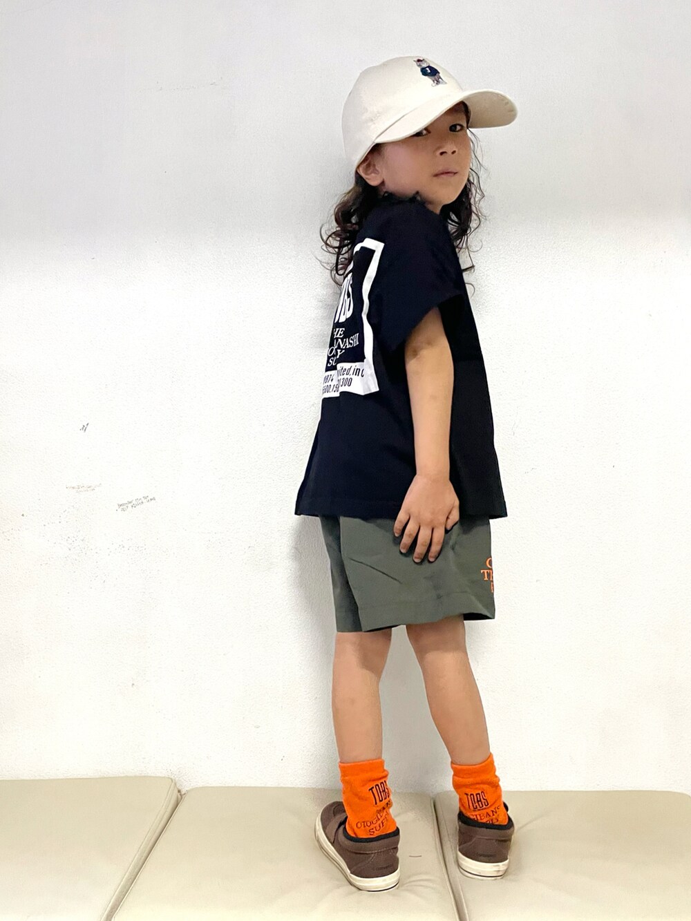 「スリッポン、カジュアルコーデ、お出かけコーデ、夏コーデ、夏だ！Tシャツ着よう！、ハーフパンツ、ビタミンカラー、キャップ、シンプル、休日スタイル」｜「THE OTOGIBANASHI...SUPPLYのアイテム（Tシャツ/カットソー、ホワイト系）」を使った、KeeeTさん（キッズ・100cm）の夏コーディネートの4枚目の写真