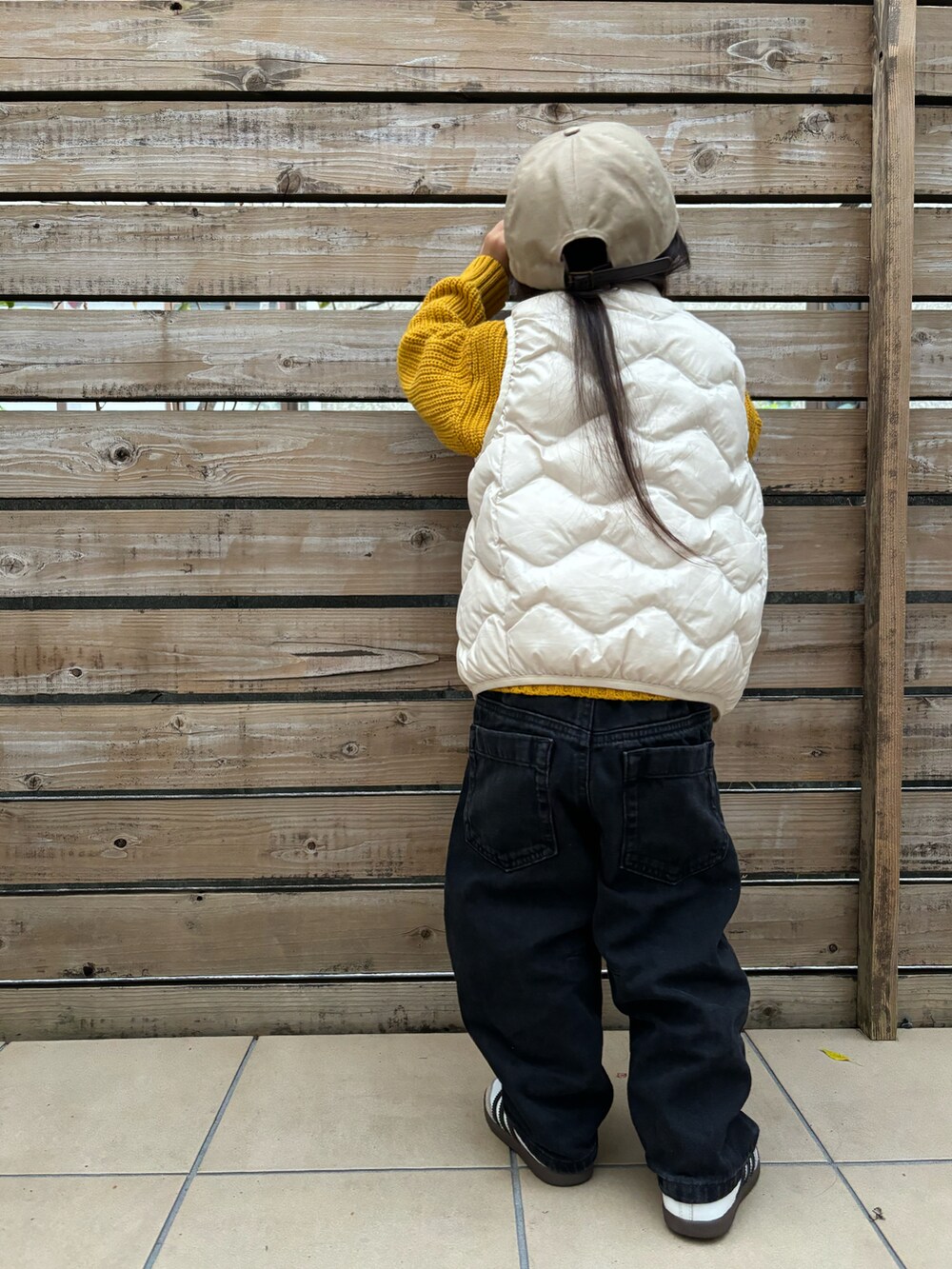 「キルティング、プチプラ、キャップ、デニム、ニット、ベスト、UNIQLO、スニーカー、カジュアル、お出かけコーデ、休日スタイル」｜「BREEZEの【洗濯機でお洗濯OK】ウォッシャブルニット（ニット/セーター、イエロー系）」を使った、KeeeTさん（キッズ・110cm）の秋コーディネートの3枚目の写真