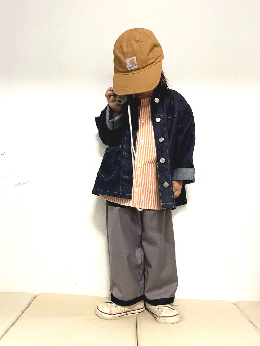 「パステル映える春、春コーデ、春服みてみて、カジュアルコーデ、ビッグシルエット、ワイドパンツ、めがね、キャップ、デニム、シャツスタイル、スニーカー、白スニーカー、コンバース、デニムジャケット」｜「BREEZEのビーチパーティーシャツ（シャツ/ブラウス、その他）」を使った、KeeeTさん（キッズ・100cm）の春コーディネートの3枚目の写真