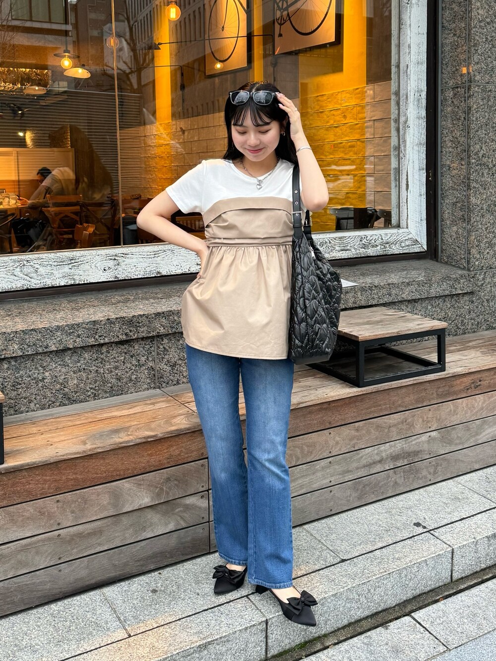 ブルー系のデニムパンツ、ブラック系のパンプス、ホワイト系のTシャツ/カットソーを着用したレディースの春コーディネートの5枚目の写真