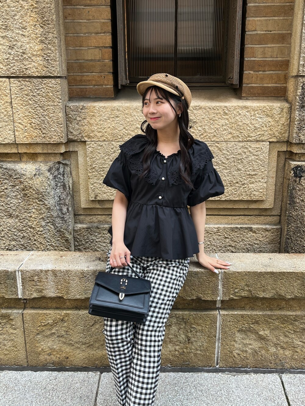 「きれいめカジュアル、休日スタイル、サンダル、お出かけコーデ、プチプラ、モノトーン、デートコーデ、おでかけコーデ、夏服、オトナ女子、甘めカジュアル、レース、ギンガムチェック、ぺプラムトップス」｜「prose verseのスーパーストレッチギンガムスリムテーパードパンツ（その他パンツ、ブラック系）」を使った、haruさん（骨格ウェーブ・レディース・158cm）の春コーディネートの4枚目の写真