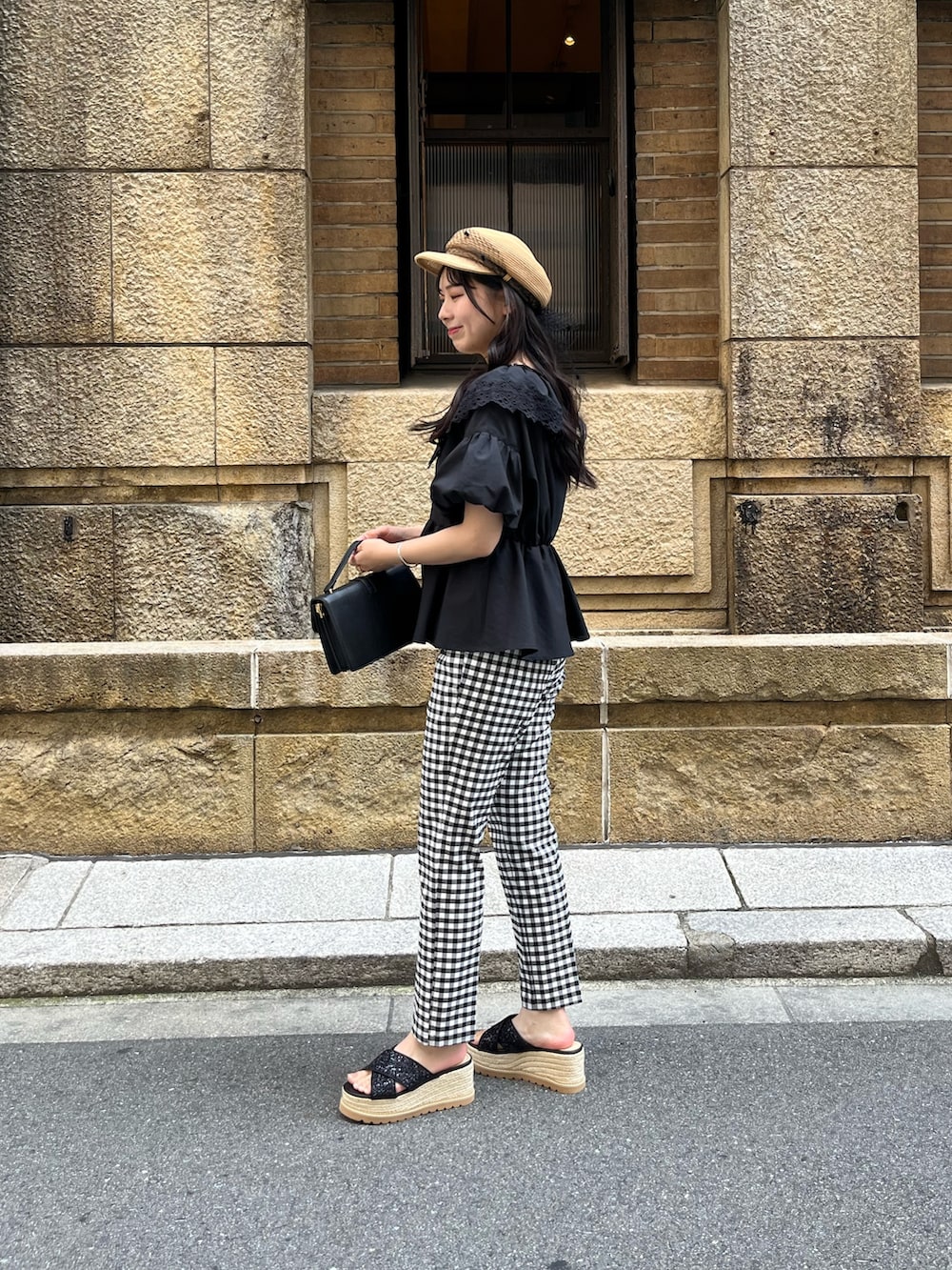 「きれいめカジュアル、休日スタイル、サンダル、お出かけコーデ、プチプラ、モノトーン、デートコーデ、おでかけコーデ、夏服、オトナ女子、甘めカジュアル、レース、ギンガムチェック、ぺプラムトップス」｜「prose verseのスーパーストレッチギンガムスリムテーパードパンツ（その他パンツ、ブラック系）」を使った、haruさん（骨格ウェーブ・レディース・158cm）の春コーディネートの2枚目の写真
