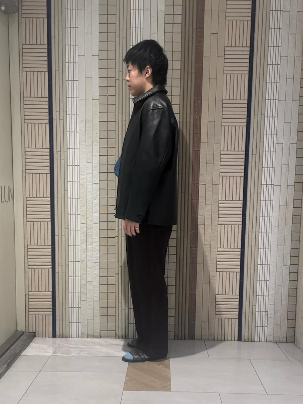 ブラウン系のその他パンツ、ブラック系のその他アウター、ブルー系のシャツ/ブラウスを着用したメンズの秋コーディネートの4枚目の写真