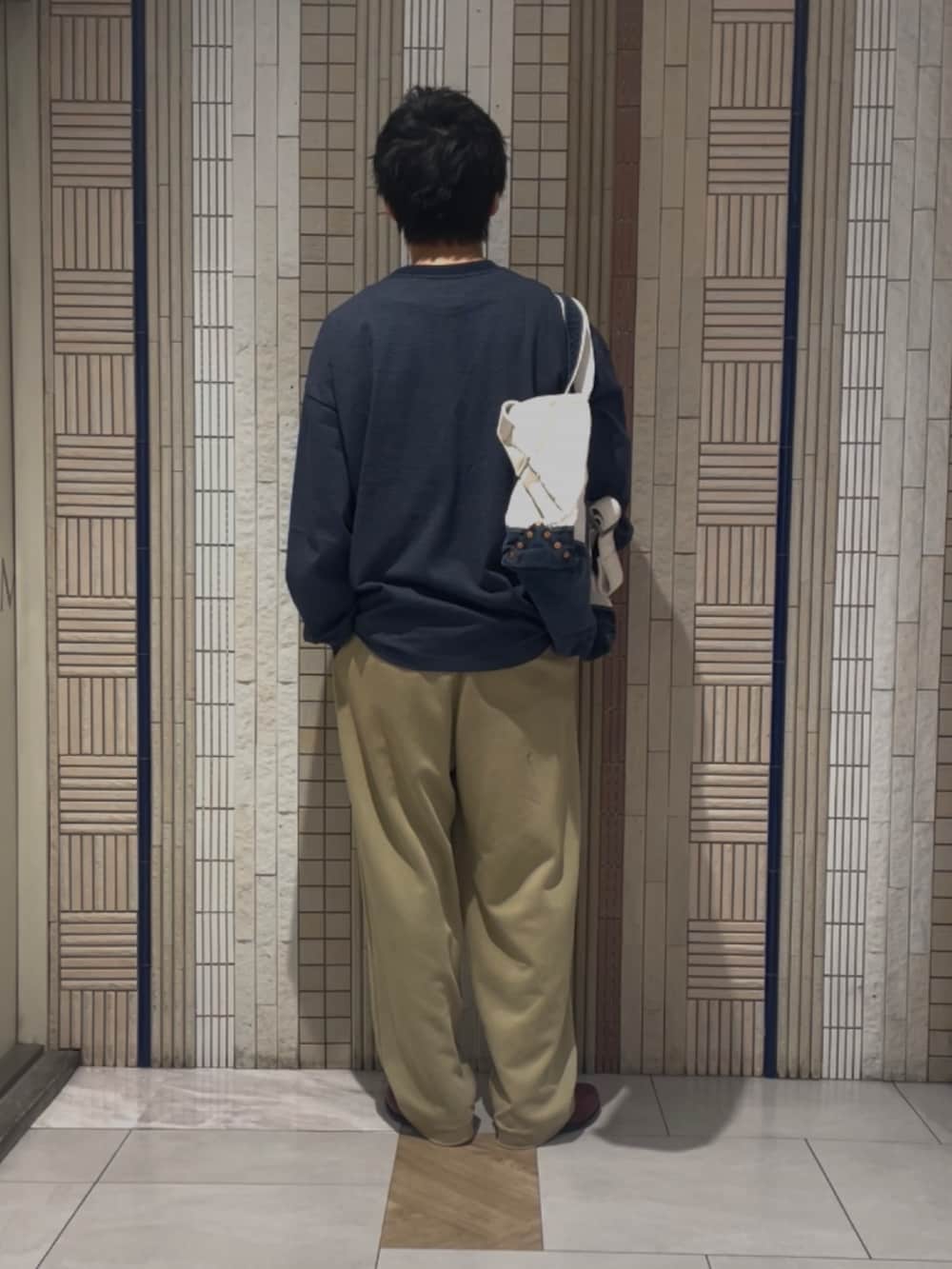 「widedad、秋服準備はじめました、ootd、シンプルスタイル、今日のコーデ、URBAN RESEARCH、URBANRESEARCH、ロンT、着回しコーデ、休日スタイル」｜「URBAN RESEARCHのDad LONG-SLEEVE T-SHIRTS（Tシャツ/カットソー、ブルー系）」を使った、イワサキさん（メンズ・168cm）の夏コーディネートの3枚目の写真