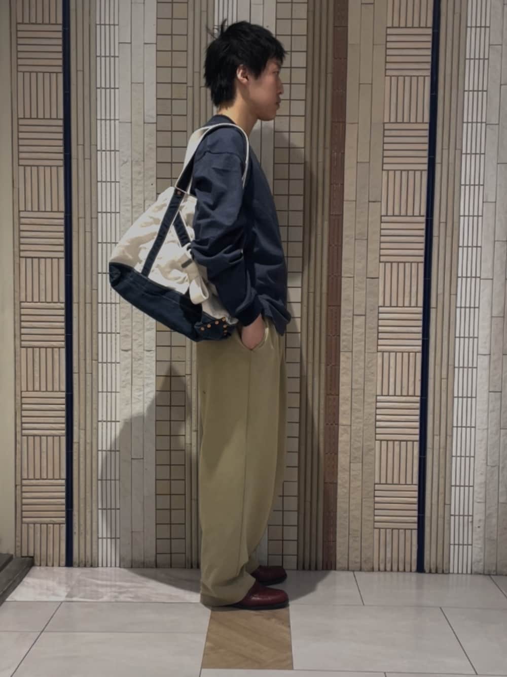 「widedad、秋服準備はじめました、ootd、シンプルスタイル、今日のコーデ、URBAN RESEARCH、URBANRESEARCH、ロンT、着回しコーデ、休日スタイル」｜「URBAN RESEARCHのDad LONG-SLEEVE T-SHIRTS（Tシャツ/カットソー、ブルー系）」を使った、イワサキさん（メンズ・168cm）の夏コーディネートの2枚目の写真