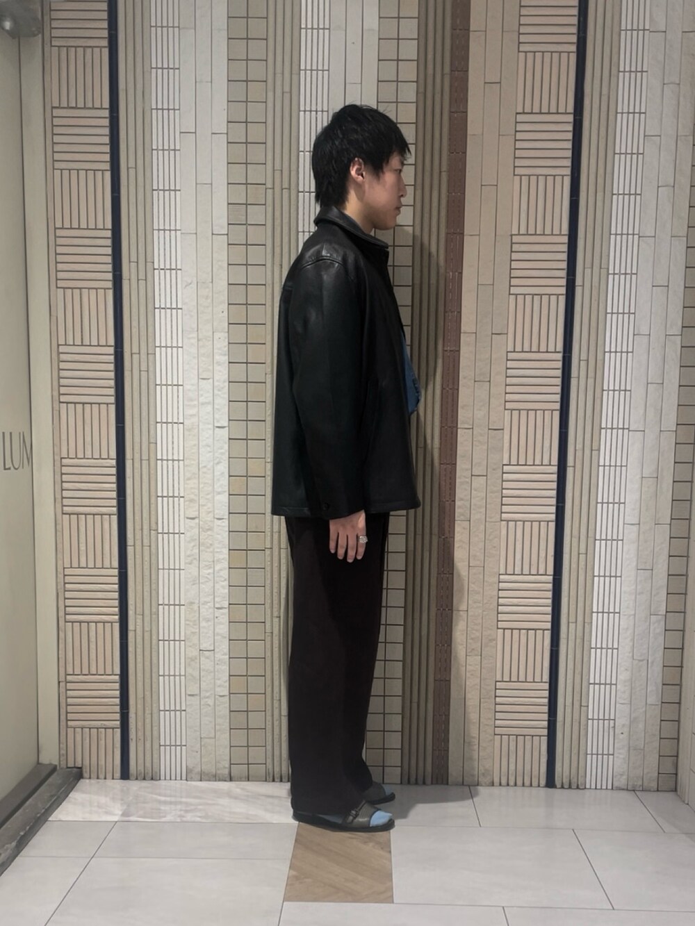 ブラウン系のその他パンツ、ブラック系のその他アウター、ブルー系のシャツ/ブラウスを着用したメンズの秋コーディネートの2枚目の写真