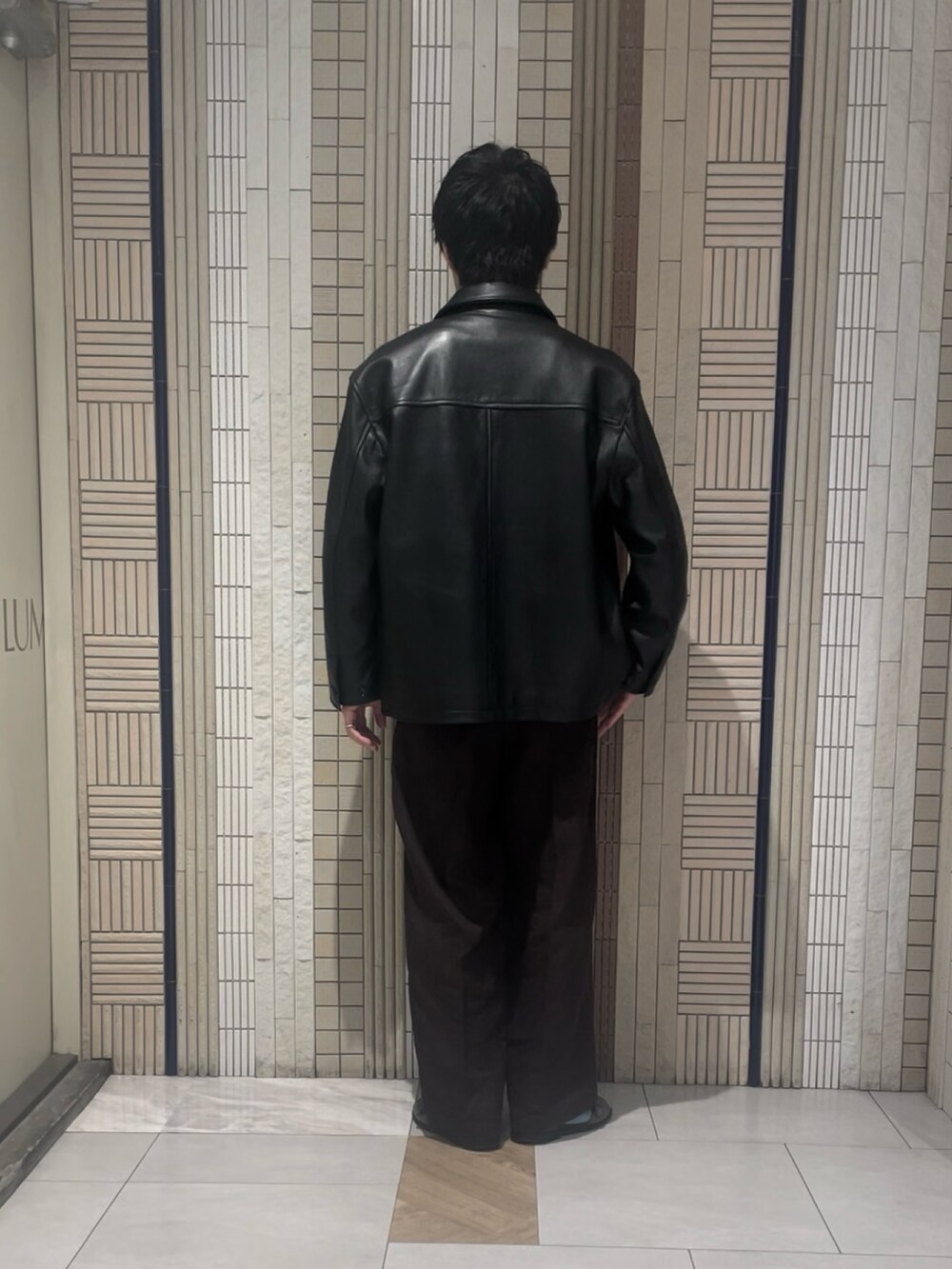ブラウン系のその他パンツ、ブラック系のその他アウター、ブルー系のシャツ/ブラウスを着用したメンズの秋コーディネートの3枚目の写真