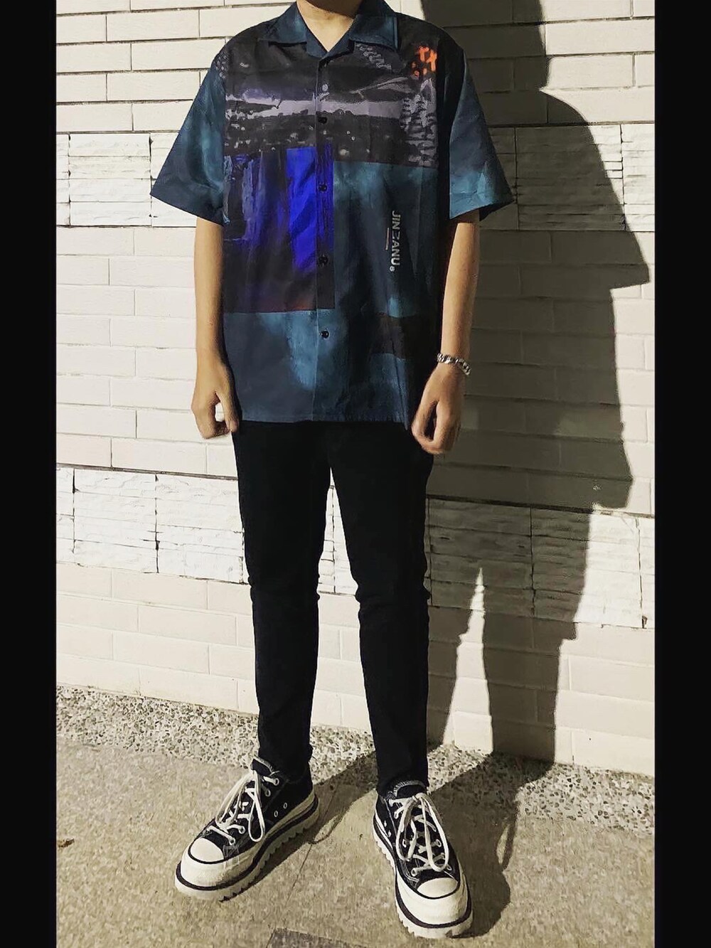 その他のシャツ/ブラウス、ブラック系のチノパンツ、その他のシューズを着用したメンズの春コーディネートの2枚目の写真