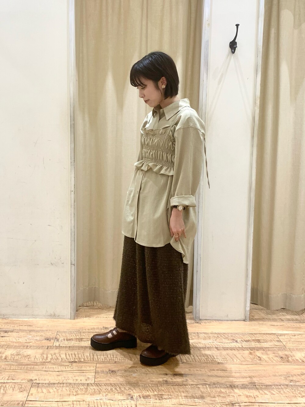 グリーン系のシャツ/ブラウス、ブラウン系のスカート、ブラウン系のその他シューズを着用したレディースの秋コーディネートの2枚目の写真