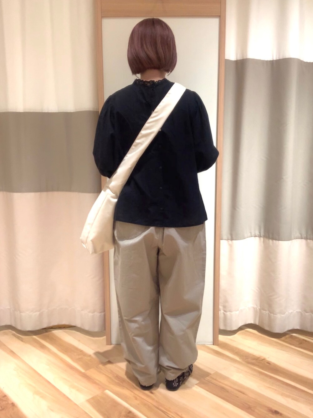 ブラック系のシャツ/ブラウス、ホワイト系のハンドバッグ、グリーン系のその他パンツを着用したレディースの冬コーディネートの3枚目の写真