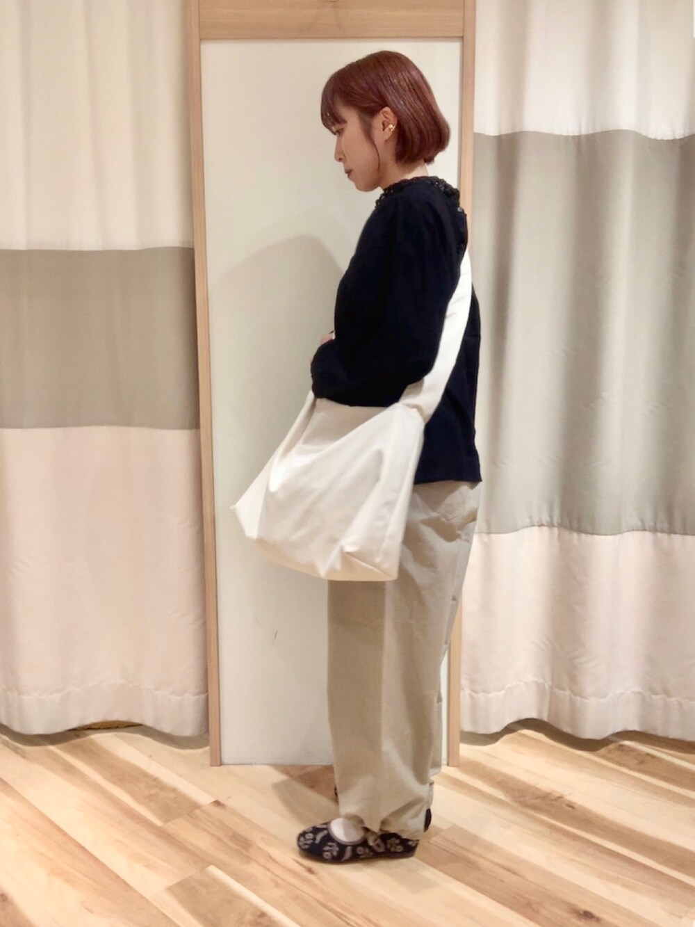 ブラック系のシャツ/ブラウス、ホワイト系のハンドバッグ、グリーン系のその他パンツを着用したレディースの冬コーディネートの2枚目の写真