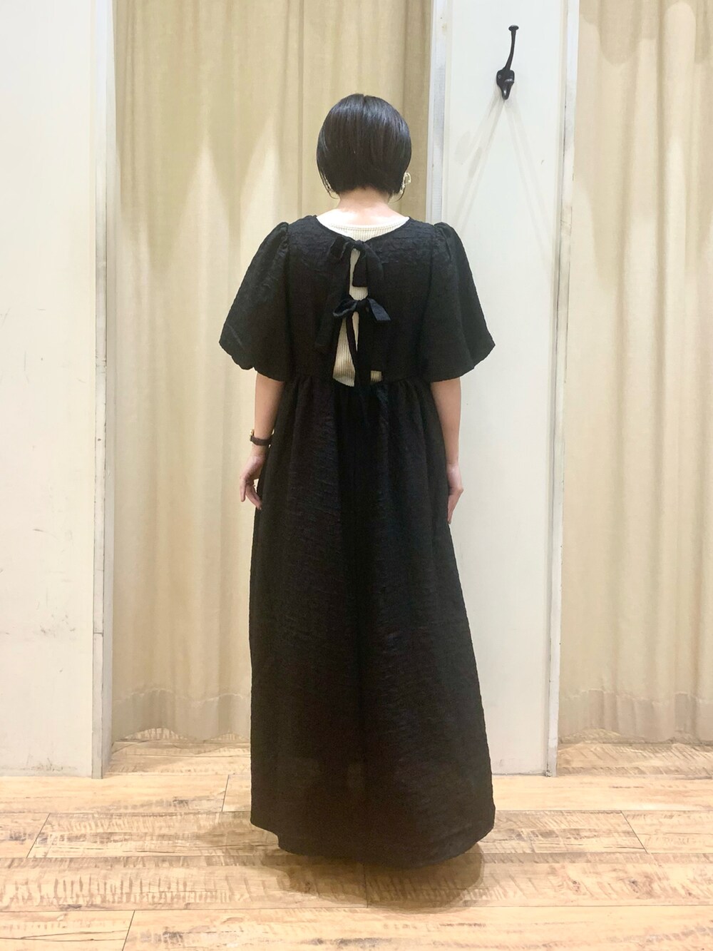 ブラック系のワンピースを着用したレディースの秋コーディネートの3枚目の写真