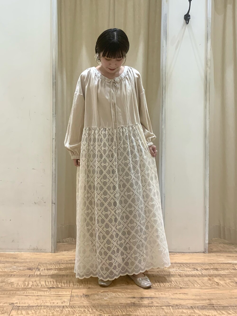 ブルー系のノーカラージャケット、ベージュ系のパンツ、ベージュ系のワンピース/ドレスを着用したレディースの秋コーディネートの3枚目の写真