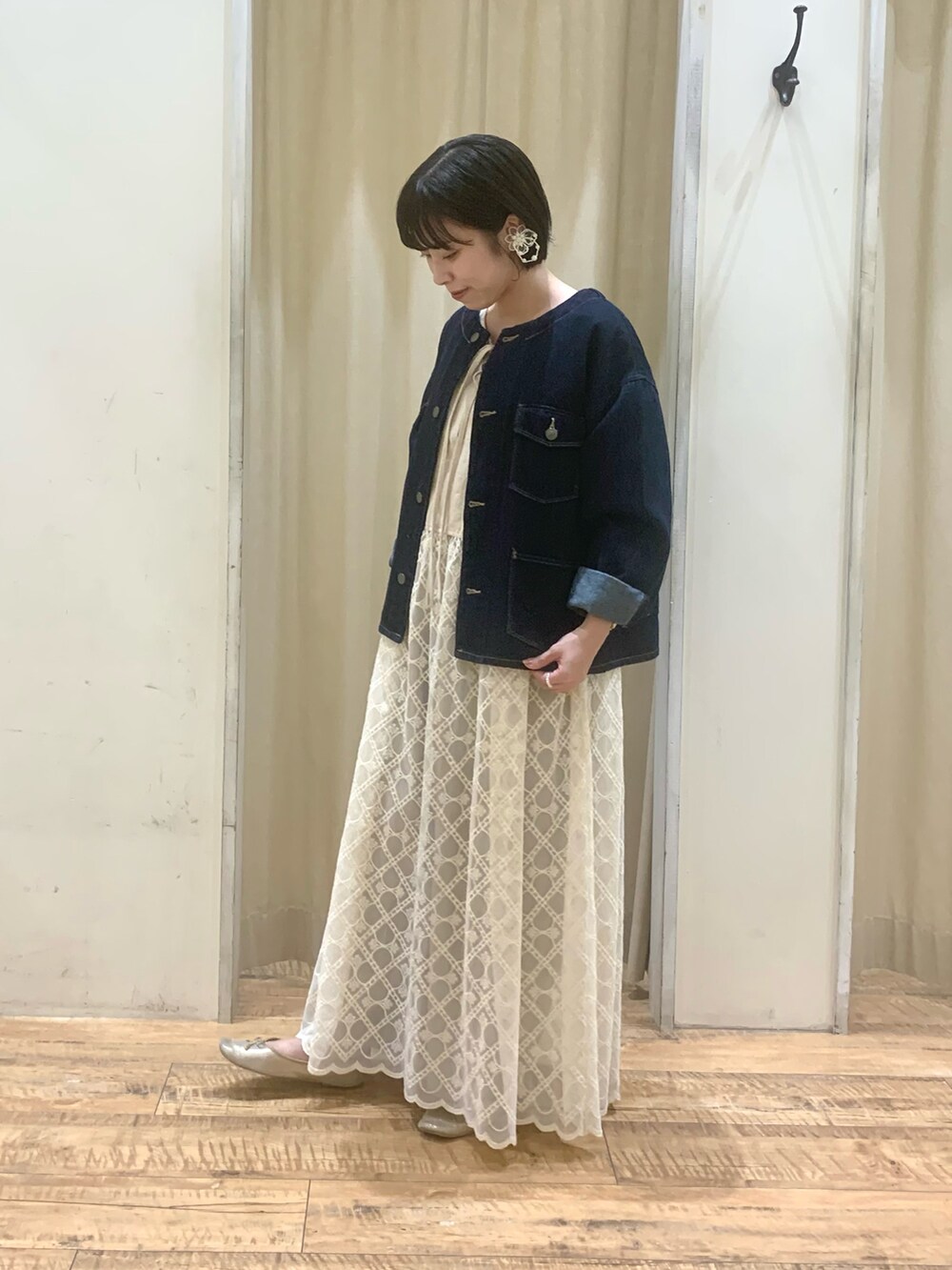 ブルー系のノーカラージャケット、ベージュ系のパンツ、ベージュ系のワンピース/ドレスを着用したレディースの秋コーディネートの2枚目の写真