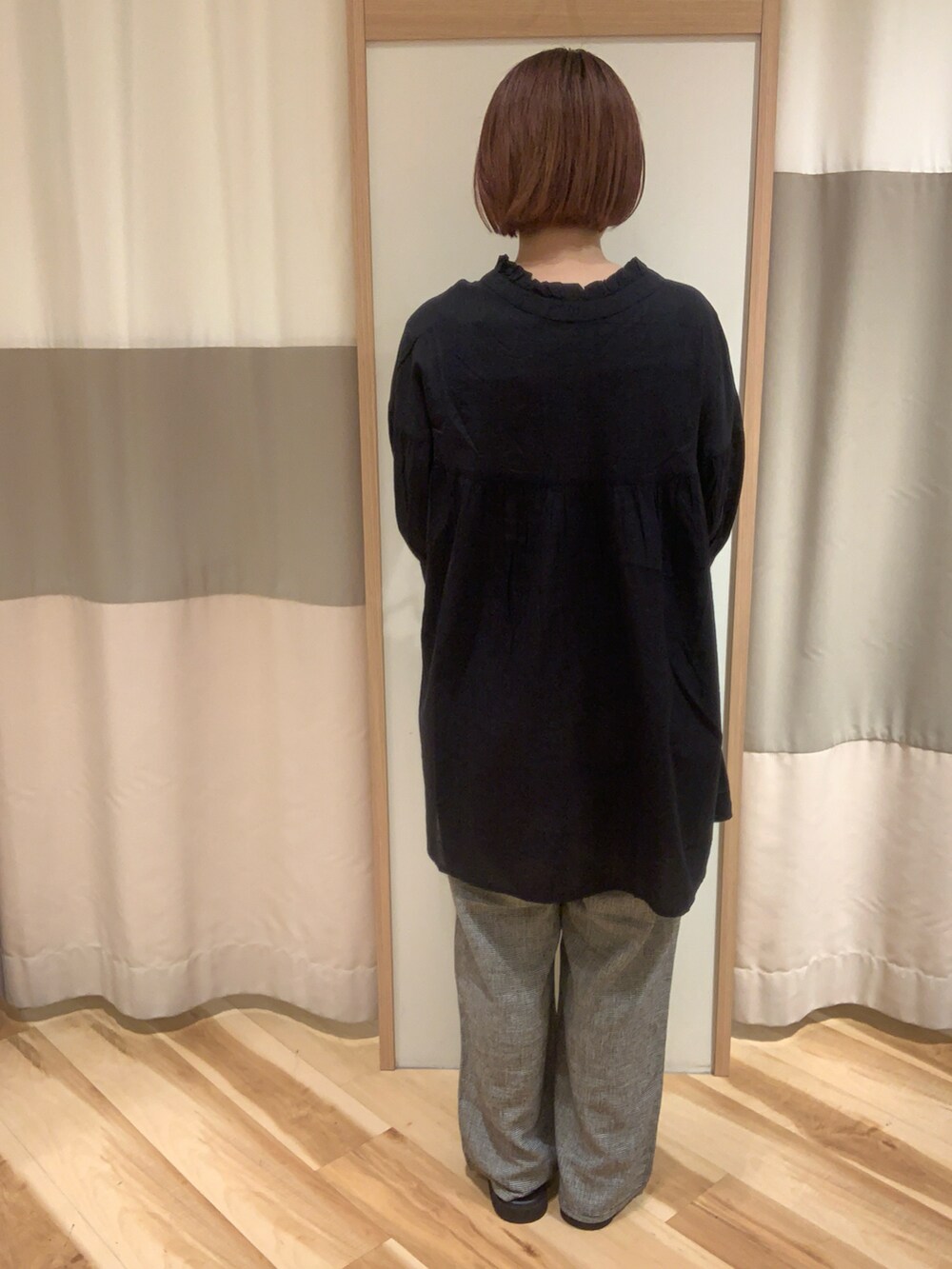 ブラック系のシャツ/ブラウス、シルバー系のハンドバッグ、ブラック系のパンツを着用したレディースの春コーディネートの3枚目の写真