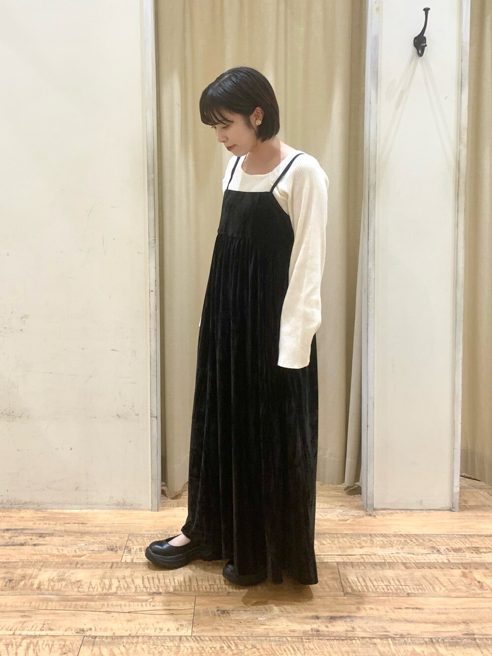 ブラック系のスニーカー、ブラック系のワンピース、グレー系のブルゾンを着用したレディースの秋コーディネートの4枚目の写真