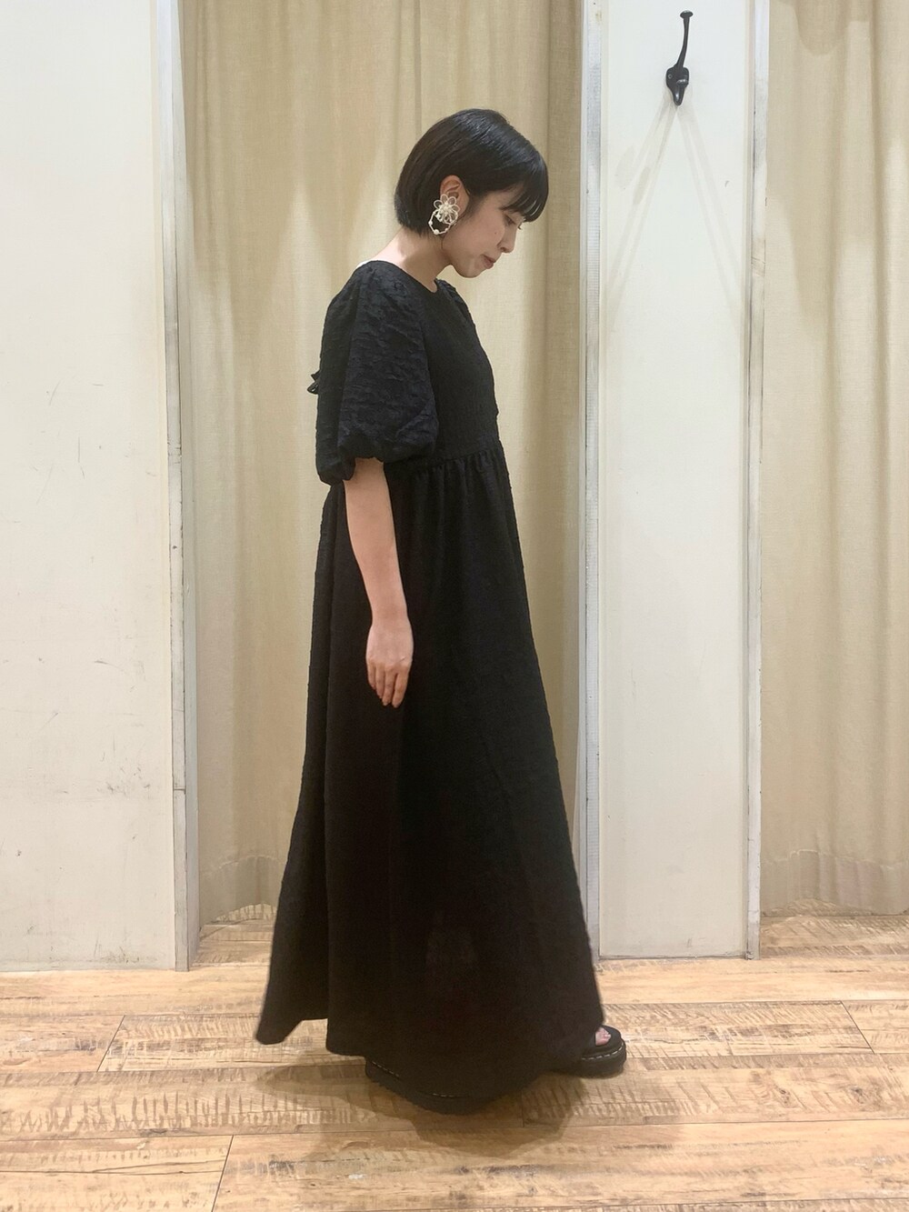 ブラック系のワンピースを着用したレディースの秋コーディネートの2枚目の写真