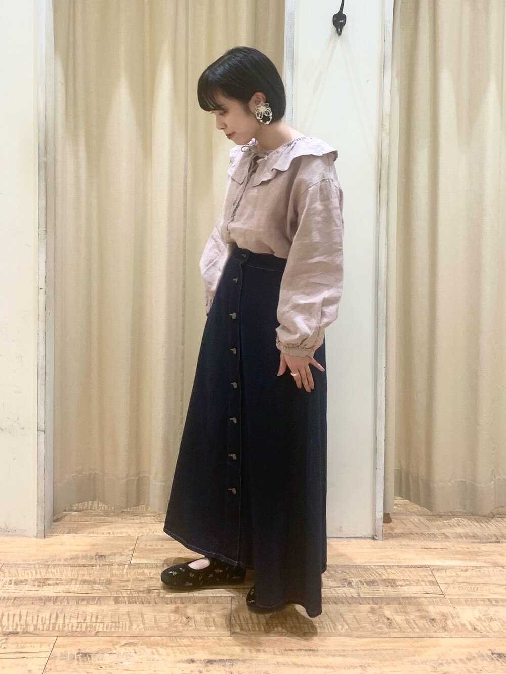 ベージュ系のシャツ/ブラウス、ブルー系のスカート、ブラック系のドレスシューズを着用したレディースの秋コーディネートの4枚目の写真