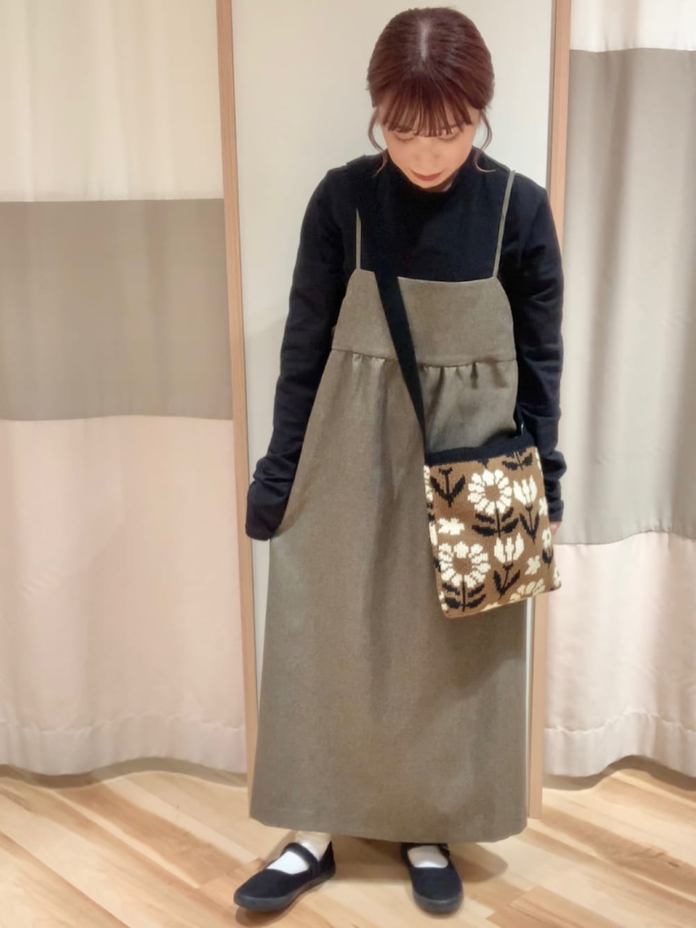 ブルー系のブルゾン、ブラック系のスニーカー、イエロー系のハンドバッグを着用したレディースの秋コーディネートの4枚目の写真