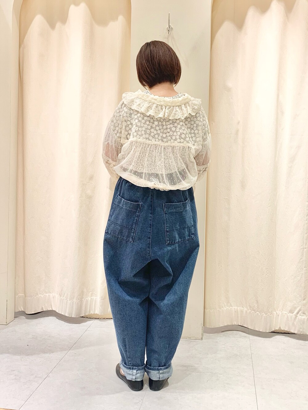 ホワイト系のシャツ/ブラウス、パープル系のTシャツ/カットソー、ブルー系のデニムパンツを着用したレディースの春コーディネートの2枚目の写真