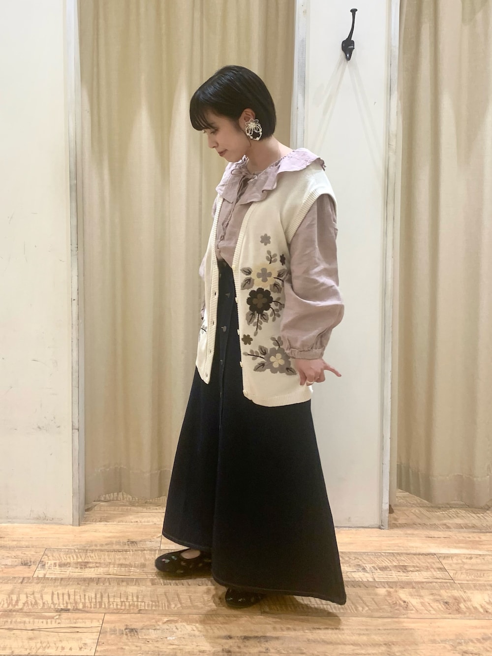 ベージュ系のシャツ/ブラウス、ブルー系のスカート、ブラック系のドレスシューズを着用したレディースの秋コーディネートの2枚目の写真