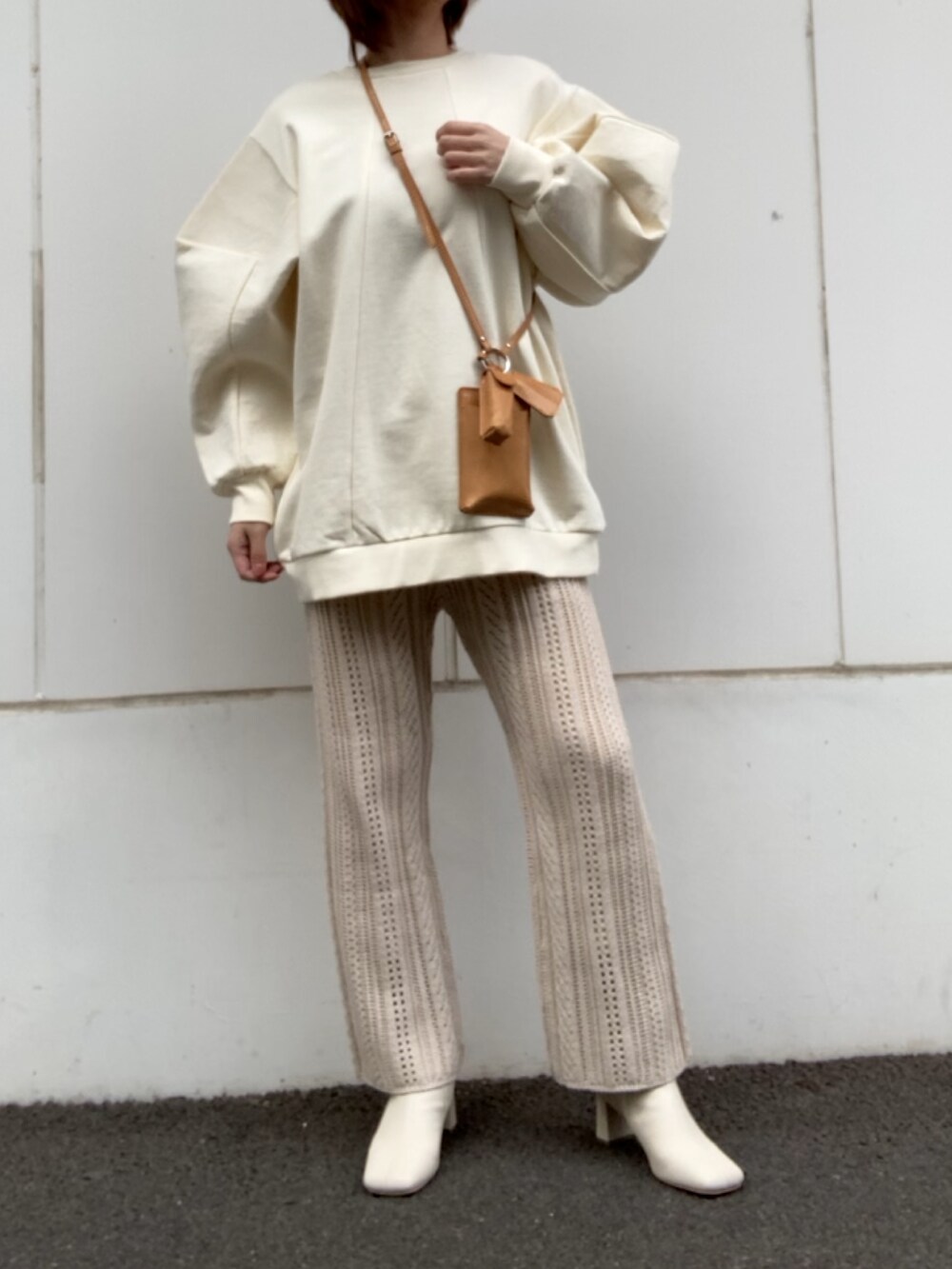 ホワイト系のTシャツ/カットソー、ベージュ系のその他パンツ、イエロー系のショルダーバッグを着用したレディースの冬コーディネートの2枚目の写真