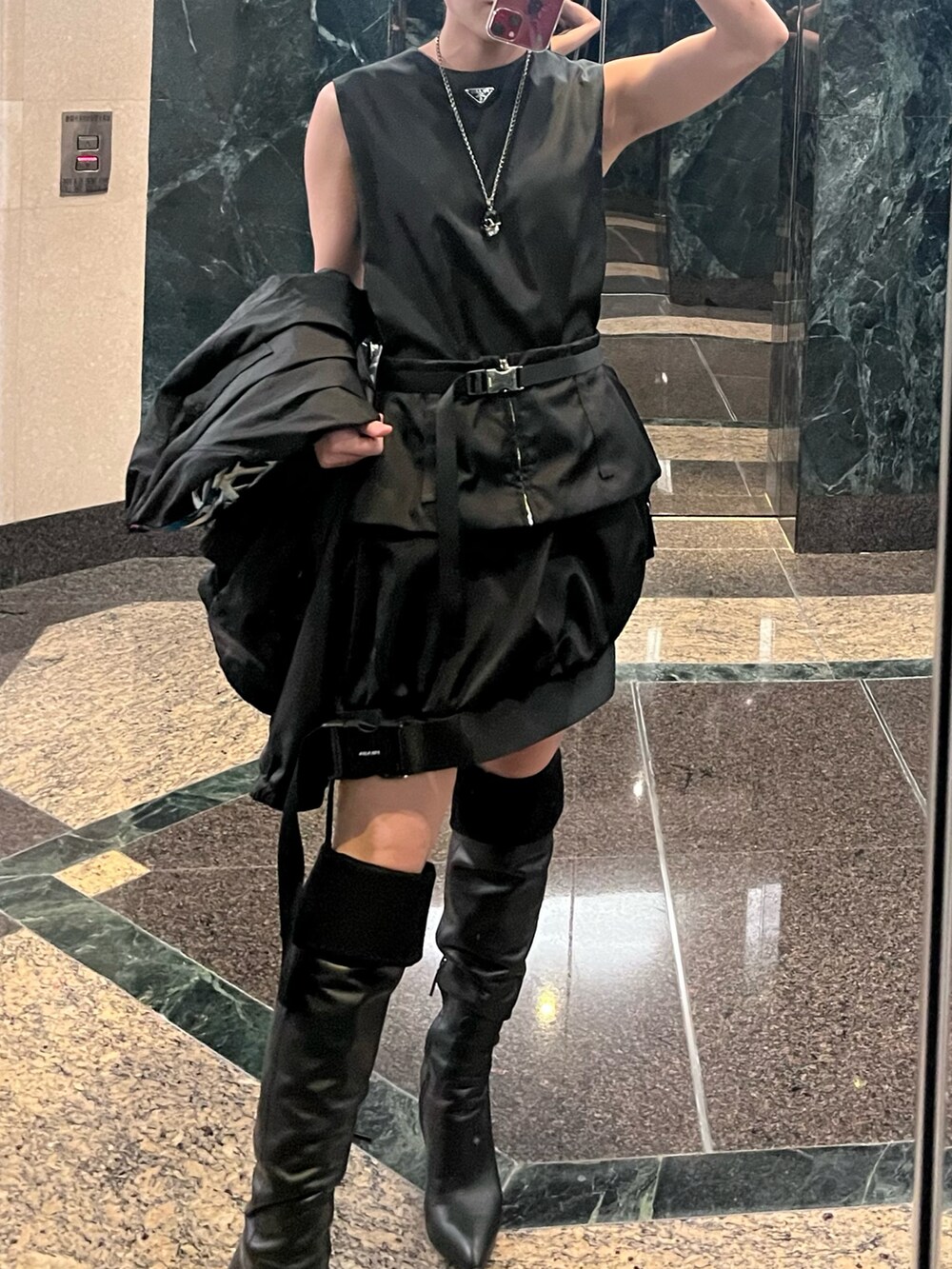 ブラック系のジャケット/アウター、ブラック系のワンピース/ドレス、ブラック系のブーツを着用したレディースの春コーディネートの2枚目の写真