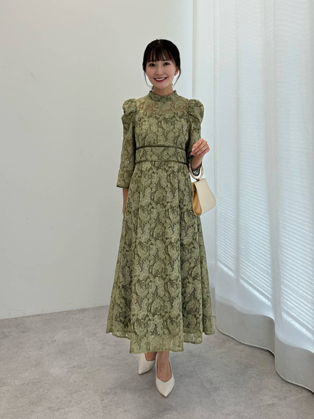 「earth music&ecology、オケージョン、お呼ばれスタイル、キレイめ、お出かけコーデ、休日スタイル、ワントーンコーデ、オリーブ、レース、プチプラ、プチプラコーデ、パンプス、ミニバッグ、高見え、女子会」｜「earth music&ecologyの総レースワンピース（ドレス、グリーン系）」を使った、このみさん（レディース・164cm）の夏コーディネートの2枚目の写真