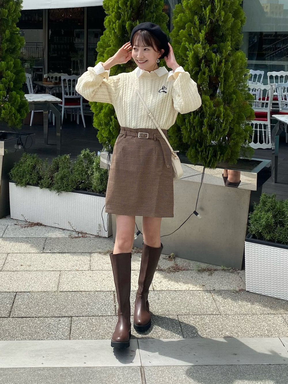 「earth music&ecology、秋コーデ、お出かけコーデ、ベレー帽、ロゴニット、ケーブルニット、レイヤードスタイル、シャツスタイル、ミニスカート、チェック、淡色コーデ、ロングブーツ、ブーツ、休日スタイル、韓国ファッション」|「earth music&ecologyの刺繍入りケーブルニットプルオーバー(ニット/セーター、ホワイト系)」を使った、このみさん(レディース・164cm)の秋コーディネートの4枚目の写真