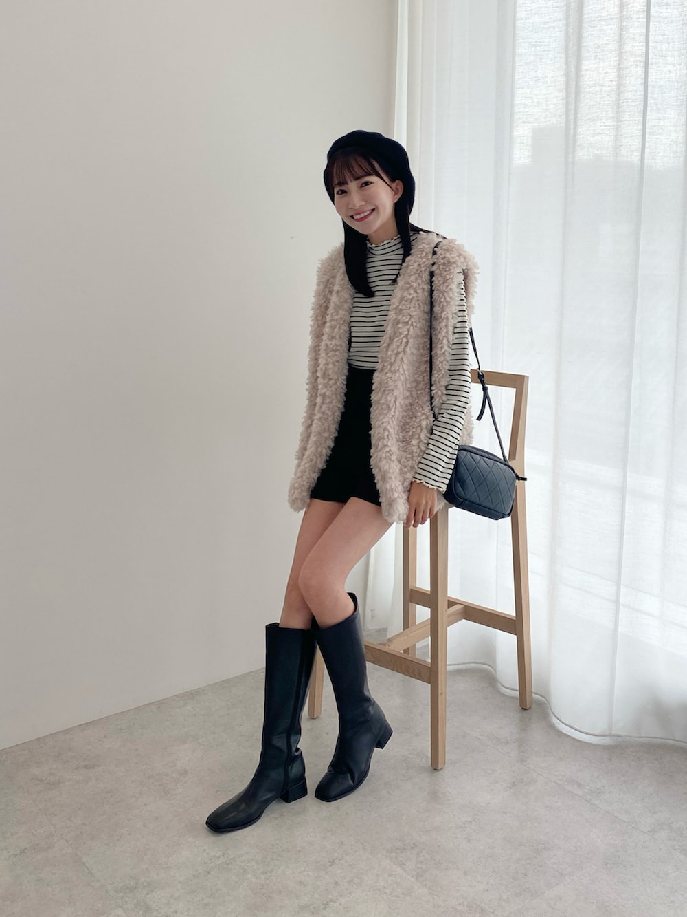 「earth music&ecology、秋コーデ、ベレー帽、ボーダー、ショートパンツ、ファーベスト、ベスト、ロングブーツ、ブーツ、ショルダーバッグ、プチプラ、韓国ファッション、大人カジュアル、モノトーン、重ね着ベストシーズン」｜「earth music&ecologyのベレー帽（ハンチング/ベレー帽、ブラック系）」を使った、このみさん（レディース・164cm）の秋コーディネートの3枚目の写真
