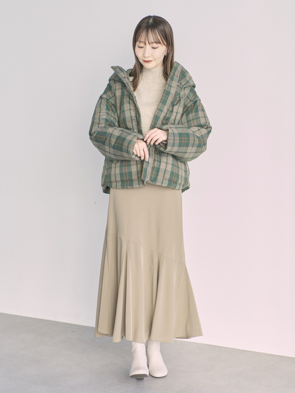 「earth music&ecology、冬コーデ、休日スタイル、プチプラ、ニット、ハイネック、マーメイドスカート、ベージュ、淡色コーデ、ダウンベスト、冬アウター、冬アウター着回しチャレンジ、クリスマスに着たい服、マイベストコーデ2022、着回しコーデ」｜「earth music&ecologyのチェック中綿ジャケット（ダウンジャケット/コート、グリーン系）」を使った、このみさん（レディース・164cm）の冬コーディネートの2枚目の写真