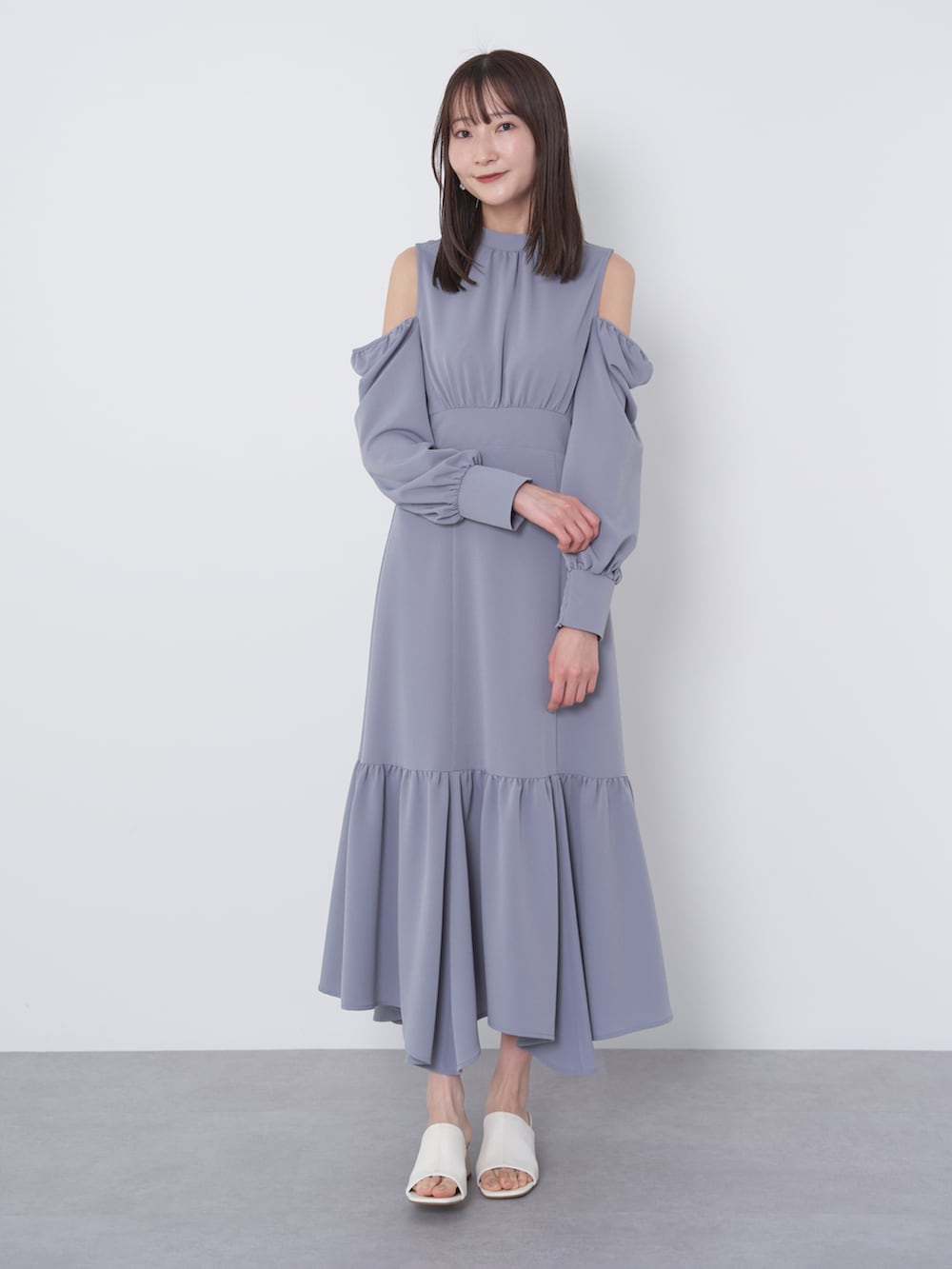 「earth music&ecology、春コーデ、春カラー、ブルー、バニティバッグ、ミュール、ロングワンピース、ショルダーバッグ、サンダル、プチプラ、休日スタイル、お出かけコーデ、キレイめ、ワントーンコーデ、春服デビュー宣言」｜「earth music&ecologyの2WAYショルダーワンピース（ワンピース、ブルー系）」を使った、このみさん（レディース・164cm）の春コーディネートの3枚目の写真