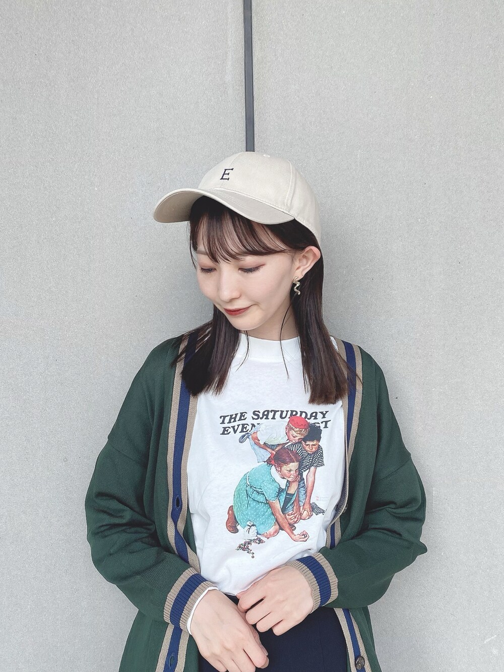 グリーン系のカーディガン/ボレロ、ホワイト系のTシャツ/カットソー、ブラック系のその他パンツを着用したレディースの秋コーディネートの2枚目の写真