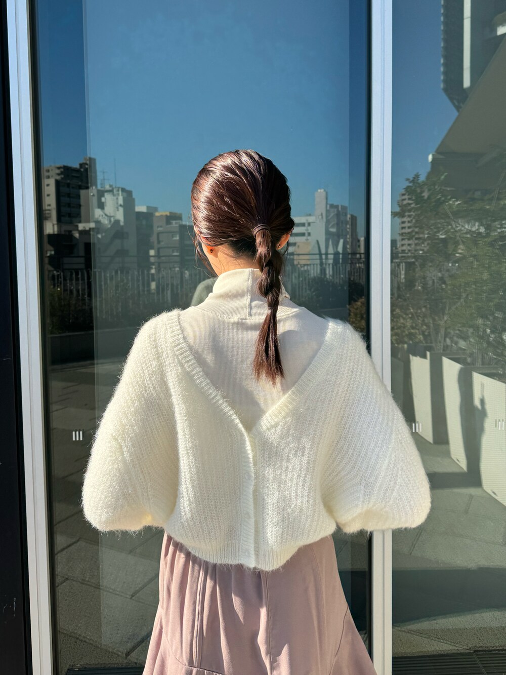 「新星WEARISTAにエントリー、earth music&ecology、ステンカラーコート、冬アウター、レイヤードスタイル、ティアードスカート、ブーツ、休日スタイル、クリスマスに着たい服、ロングコート、マイベストコーデ2023、コート、プチプラ、ロングスカート、タートルネック」｜「earth music&ecologyのステンカラーコート（無地）（ステンカラーコート、ベージュ系）」を使った、このみさん（レディース・164cm）の冬コーディネートの4枚目の写真