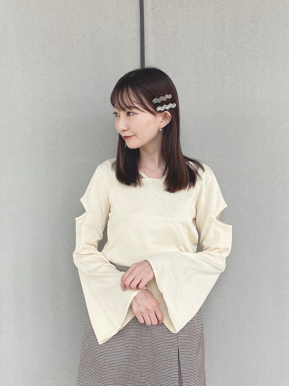 「earth music&ecology、プチプラ、秋コーデ、淡色コーデ、スカパン、ブーツ、ロングブーツ、ベージュ、休日スタイル、ショルダーバッグ、白ニット、ワントーンコーデ、お出かけコーデ、秋カラー、韓国ファッション」|「Green Parksの・HALF TIME SET2点 ウェーブヘアクリップ(その他、グリーン系)」を使った、このみさん(レディース・164cm)の秋コーディネートの2枚目の写真