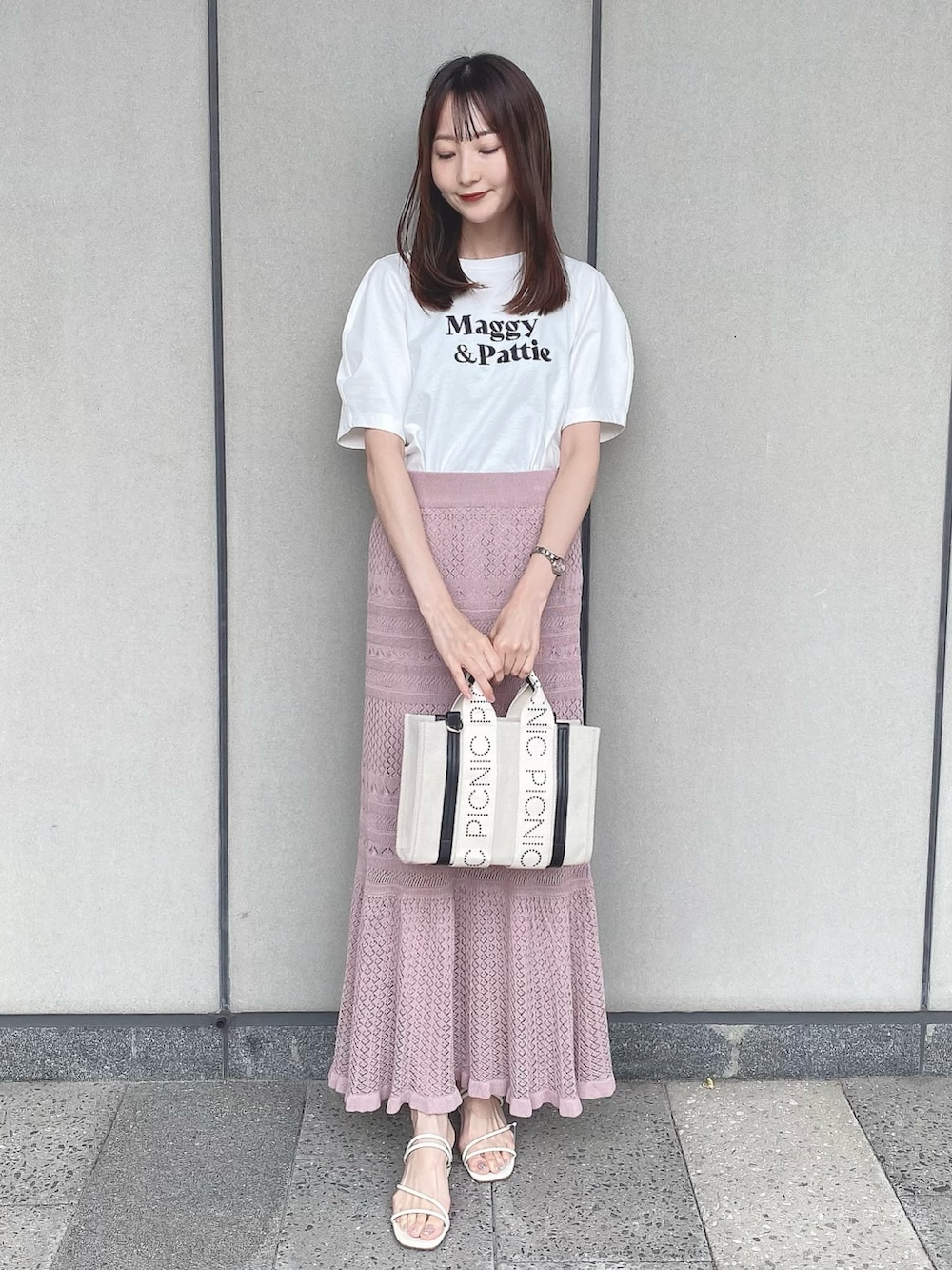 ホワイト系のTシャツ/カットソー、ベージュ系のトートバッグ、ホワイト系のスカートを着用したレディースの夏コーディネートの2枚目の写真